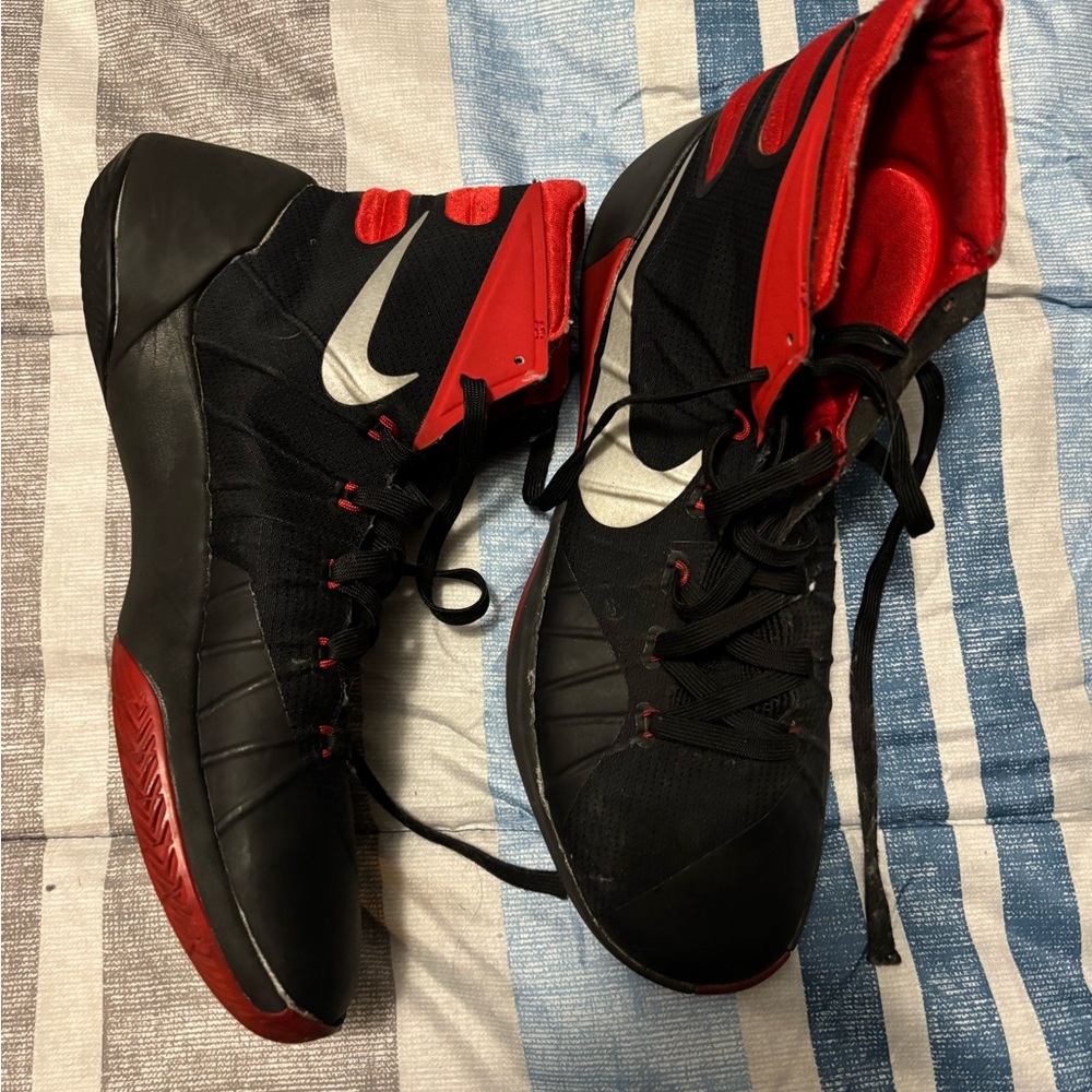 Nike Men's Black and Red High-Top Athletic Shoes